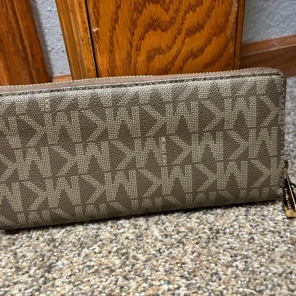 Michael Kors Signature Brown Zip Wallet - Picture 2 of 4